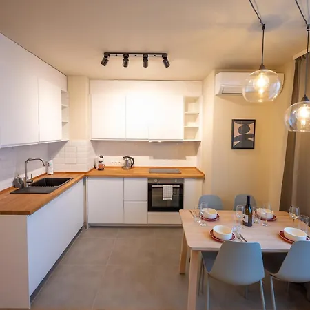 Design 1bdr Near Center *