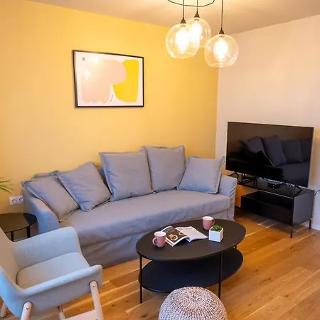 Design 1bdr Near Center Apartment *